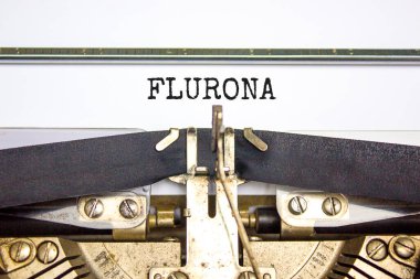 Covid-19 Corona ve grip Flurona sembolü. Konsept kelime Flurona retro daktiloda yazıldı. Güzel beyaz arka plan. Tıbbi covid-19 corona ve grip Flurona konsepti. Boşluğu kopyala.