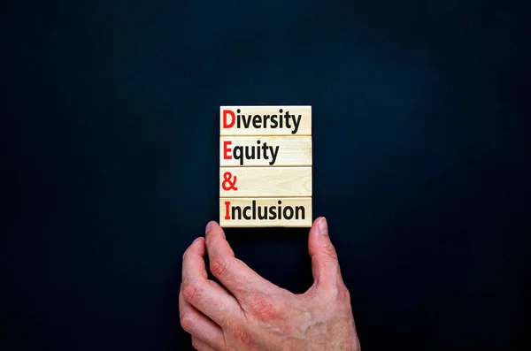 Dei 多様性 公平性および包含記号 コンセプトワード美しい黒の背景に木製のブロックにDei 多様性 公平性と包含 ビジネス Dei 多様性 公平性 — ストック写真