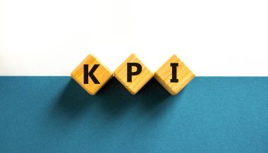 KPI, anahtar performans göstergesi. Kavramsal kelime KPI, tahta küplerdeki anahtar performans göstergesi güzel beyaz arkaplan, kopyalama alanı. İş, KPI, anahtar performans göstergesi kavramı.