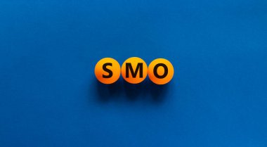 SMO, sosyal medya optimizasyon sembolü. SMO kavramını ele alalım - sosyal medya optimizasyonu sarı tenis masasında güzel mavi arka planda, kopyalama alanı. İş, SMO - sosyal medya optimizasyon kavramı.