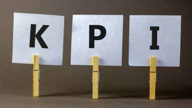 KPI, anahtar performans göstergesi. Kavramsal kelime KPI, güzel gri arkaplan üzerinde beyaz kağıtlar üzerinde anahtar performans göstergesi, kopyalama alanı. İş, KPI, anahtar performans göstergesi kavramı.