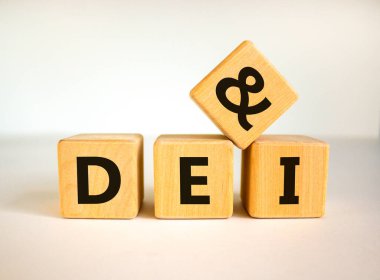 DEI, Çeşitlilik, sermaye ve kapsama sembolü. DEI, çeşitlilik, eşitlik ve güzel beyaz arka planda yer alan ahşap bloklar. İş, DEI, çeşitlilik, sermaye ve kapsama kavramı.