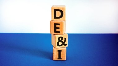 DEI, Çeşitlilik, sermaye ve kapsama sembolü. DEI, çeşitlilik, özsermaye ve güzel beyaz arka planda tahta küplere eklenen kavramsal kelimeler. İş, DEI, çeşitlilik, sermaye ve kapsama kavramı.