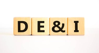 DEI, Çeşitlilik, sermaye ve kapsama sembolü. DEI, çeşitlilik, özsermaye ve güzel beyaz arka planda tahta küplere eklenen kavramsal kelimeler. İş, DEI, çeşitlilik, sermaye ve kapsama kavramı.