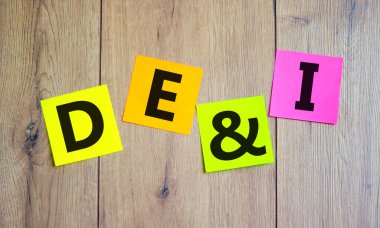 DEI, Çeşitlilik, sermaye ve kapsama sembolü. Kelime kavramları DEI, çeşitlilik, özsermaye ve güzel ahşap arka planda kağıt üzerinde kapsama. İş, DEI, çeşitlilik, sermaye ve kapsama kavramı.