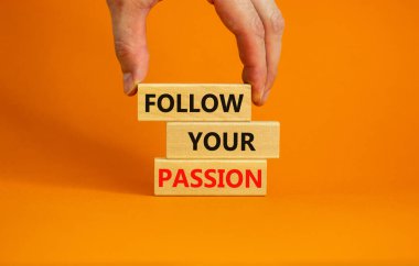 Tutku sembolünü takip et. Kavramsal kelimeler güzel turuncu masa arka planındaki bloklarda tutkunuzu takip edin. İş, motivasyon ve tutku konseptini takip et. Boşluğu kopyala.