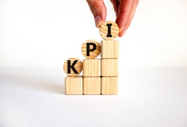 KPI, anahtar performans göstergesi. KPI kavramı, ahşap dairelerin anahtar performans göstergesi, güzel beyaz arka plan, kopyalama alanı. İş, KPI, anahtar performans göstergesi kavramı.