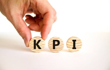 KPI, anahtar performans göstergesi. KPI kavramı, ahşap dairelerin anahtar performans göstergesi, güzel beyaz arka plan, kopyalama alanı. İş, KPI, anahtar performans göstergesi kavramı.