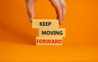 İlerlemeye devam et. Kavramsal kelimeler güzel turuncu masa arka planında ilerlemeye devam ediyor. İş, motivasyon ve ilerlemeye devam et. Boşluğu kopyala.