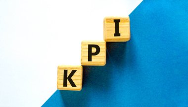 KPI, anahtar performans göstergesi. Kavramsal kelime KPI, tahta küplerdeki anahtar performans göstergesi güzel beyaz arkaplan, kopyalama alanı. İş, KPI, anahtar performans göstergesi kavramı.