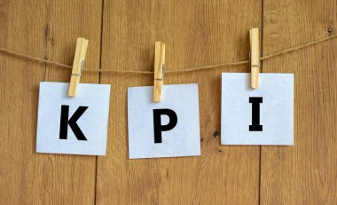 KPI, anahtar performans göstergesi. Kavramsal kelime KPI, beyaz kağıtlardaki anahtar performans göstergesi güzel ahşap arka plan, kopyalama alanı. İş, KPI, anahtar performans göstergesi kavramı.