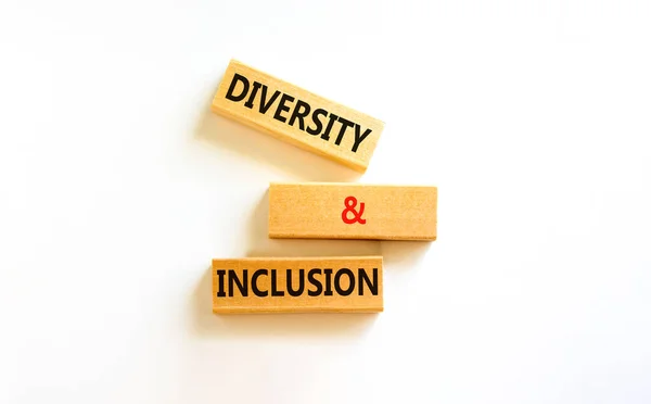 Diversity Inclusion Symbol 概念词D和I 多样性和包含在漂亮的白色桌子白色背景的块上 D和I 多样性和包容概念 — 图库照片