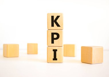 KPI, anahtar performans göstergesi. Kavramsal kelime KPI, tahta küplerdeki anahtar performans göstergesi güzel beyaz arkaplan, kopyalama alanı. İş, KPI, anahtar performans göstergesi kavramı.