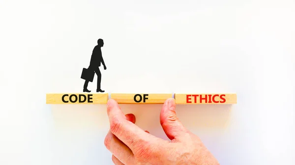 倫理記号のコード コンセプトワード美しい白いテーブルの白い背景に木製のブロック上の倫理コード ビジネスマンの手だ ビジネスと倫理的概念のコード スペースのコピー — ストック写真