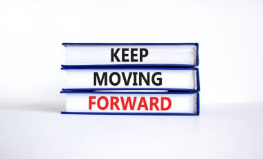 İlerlemeye devam et. Kavramsal kelimeler güzel beyaz masa arkaplanındaki kitaplarda ilerlemeye devam ediyor. İş, motivasyon ve ilerlemeye devam et. Boşluğu kopyala.