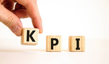 KPI, anahtar performans göstergesi. Kavramsal kelime KPI, tahta küplerdeki anahtar performans göstergesi güzel beyaz arkaplan, kopyalama alanı. İş, KPI, anahtar performans göstergesi kavramı.