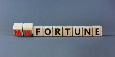 Şans ya da talihsizlik sembolü. Tahta küplere dönüştü ve talihsizlik kavramını talihsizliğe çevirdi. Güzel gri masa, gri arkaplan, kopyalama alanı. İş, servet veya şanssızlık konsepti.