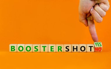 Covid-19 aşı aşısı evet ya da hayır işareti. Doktor küplere dönüşür ve destek iğnesini 