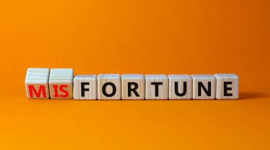 Şans ya da talihsizlik sembolü. Tahta küplere dönüştü ve talihsizlik kavramını talihsizliğe çevirdi. Güzel turuncu masa, turuncu arka plan, fotokopi alanı. İş, servet veya şanssızlık konsepti.