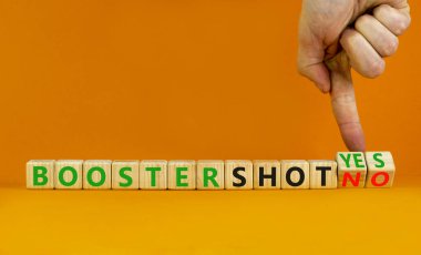 Covid-19 aşı aşısı evet ya da hayır işareti. Doktor küplere dönüşür ve destek iğnesini 