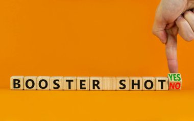 Covid-19 aşı aşısı evet ya da hayır işareti. Doktor küplere dönüşür ve destek iğnesini 