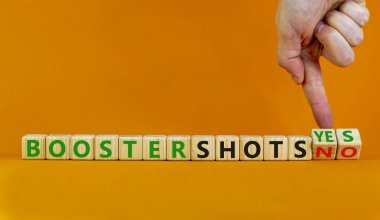 Covid-19 aşı aşısı evet ya da hayır işareti. Doktor küplere dönüşür ve destek iğnesini 