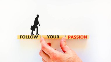 Tutku sembolünü takip et. Kavramsal kelimeler güzel beyaz masa arkaplanındaki bloklarda tutkunuzu takip edin. İşadamı eli. İş, motivasyon ve tutku konseptini takip et. Boşluğu kopyala.