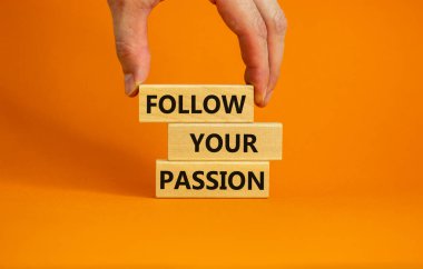 Tutku sembolünü takip et. Kavramsal kelimeler güzel turuncu masa arka planındaki bloklarda tutkunuzu takip edin. İş, motivasyon ve tutku konseptini takip et. Boşluğu kopyala.