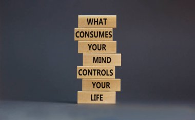 Motivasyon sembolü. Aklınızı tüketen kelimeler ile tahta bloklar hayatınızı kontrol eder. Güzel gri masa, gri arkaplan, kopyalama alanı. İş, motivasyon yaşam tarzı konsepti.