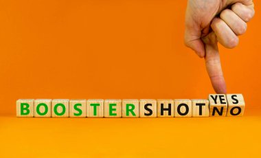 Covid-19 aşı aşısı evet ya da hayır işareti. Doktor küplere dönüşür ve destek iğnesini 