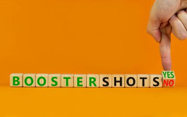 Covid-19 aşı aşıları evet ya da hayır. Doktor küpleri değiştiriyor. İtici iğnelere hayır diyor. Evet. Güzel turuncu arka plan kopyalama alanı. Covid-19 aşı aşısı konsepti.