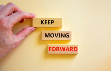 İlerlemeye devam et. Kavramsal kelimeler güzel beyaz masa arka planında ilerlemeye devam ediyor. İşadamı eli. İş, motivasyon ve ilerlemeye devam et. Boşluğu kopyala.