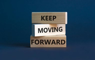 İlerlemeye devam et. Kavramsal kelimeler güzel gri masa arka planında ilerlemeye devam ediyor. İş, motivasyon ve ilerlemeye devam et. Boşluğu kopyala.