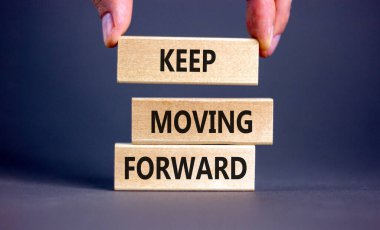 İlerlemeye devam et. Kavramsal kelimeler güzel gri masa arka planında ilerlemeye devam ediyor. İşadamı eli. İş, motivasyon ve ilerlemeye devam et. Boşluğu kopyala.