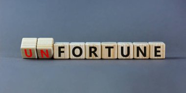 Şans ya da şanssızlık sembolü. Tahta küplere dönüştü ve konsepti talihsizliğe çevirdi. Güzel gri masa, gri arkaplan, kopyalama alanı. İş, servet ya da şanssızlık konsepti.