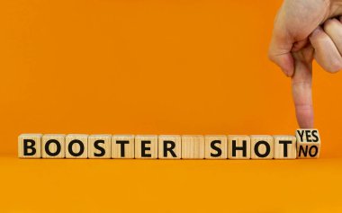 Covid-19 aşı aşısı evet ya da hayır işareti. Doktor küplere dönüşür ve destek iğnesini 