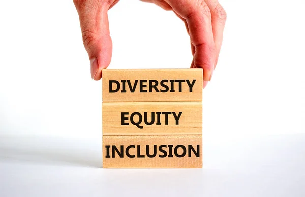 多様性の平等のシンボル コンセプトは 美しい白いテーブルの白い背景にブロック上の多様性の公平性の包含 ビジネスマンの手だ 多様性持分法 — ストック写真