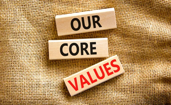 我们的核心价值观象征 概念词我们的核心价值观在木制的块上 在美丽的帆布桌布背景上 商业价值与我们的核心价值概念 复制空间 — 图库照片