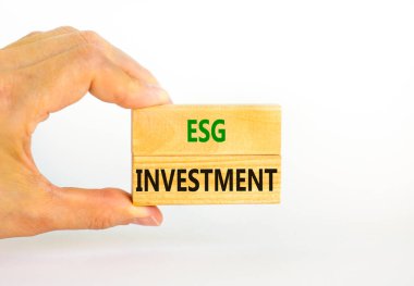 ESG Çevre Yönetimi Yatırım Sembolü. Güzel beyaz bir arka planda bloklara ESG yatırımı kavramı. İşadamı eli. İş, ESG yatırım konsepti. Boşluğu kopyala.