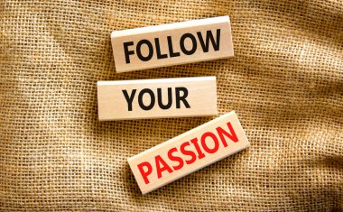 Tutku sembolünü takip et. Kavramsal sözcükler, güzel tuval masa arkaplanındaki bloklarda tutkunuzu takip edin. İş, motivasyon ve tutku konseptini takip et. Boşluğu kopyala.