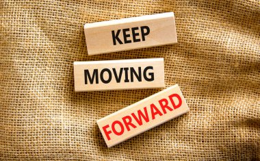 İlerlemeye devam et. Kavramsal kelimeler güzel tuval masa örtüsü arka planında bloklar üzerinde ilerlemeye devam eder. İş, motivasyon ve ilerlemeye devam et. Boşluğu kopyala.