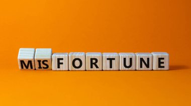 Şans ya da talihsizlik sembolü. Tahta küplere dönüştü ve talihsizlik kavramını talihsizliğe çevirdi. Güzel turuncu masa, turuncu arka plan, fotokopi alanı. İş, servet veya şanssızlık konsepti.