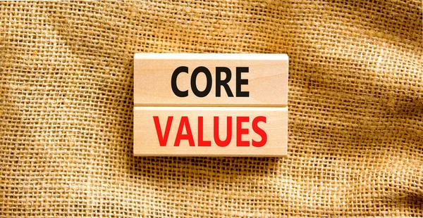 核心价值观的象征 概念词在精美的帆布桌布背景上的木块上的核心价值 业务价值和核心价值概念 复制空间 — 图库照片
