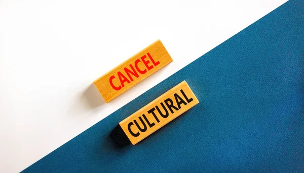 문화적 상징을 취소하라 아름다운 탁자의 배경에 블록에 새겨진 콘셉트 단어들은 — 스톡 사진