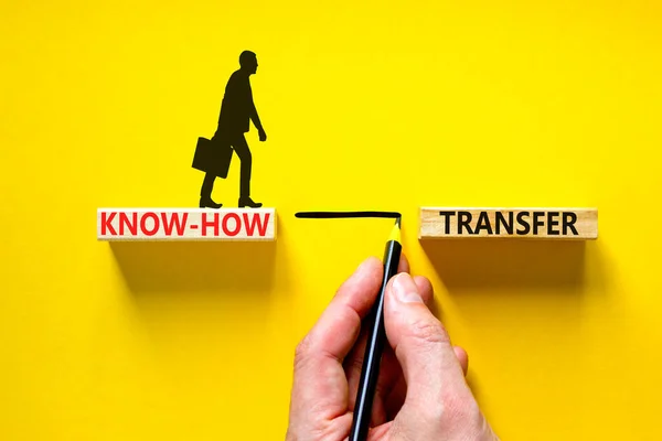 기호를 바탕에 아름다운 노란색 테이블 콘셉트 Know How Transfer 사업가 — 스톡 사진