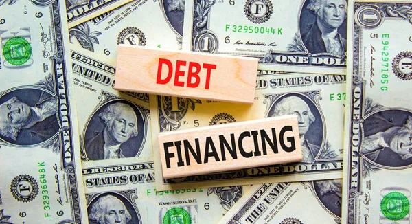 Symbol Der Schuldenfinanzierung Konzeptwörter Schuldenfinanzierung Auf Holzklötzen Vor Schönem Hintergrund — Stockfoto