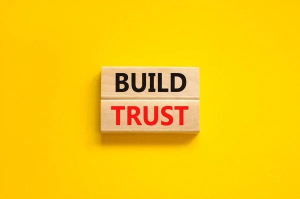 树立信任的象征 概念词在漂亮的黄色桌子背景上的木块上建立信任 业务和建立信任概念 复制空间 — 图库照片
