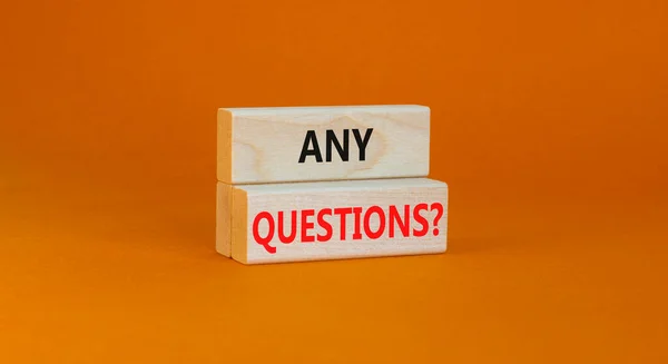 任何问题的符号 概念词在漂亮的橙色桌子背景上的木制方块上的任何问题 业务和任何问题Q和A概念 复制空间 — 图库照片