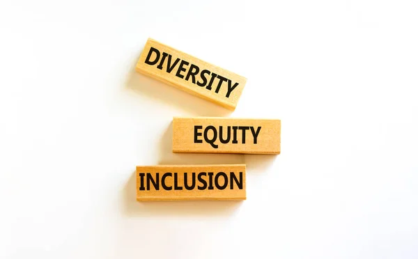 多様性の平等のシンボル コンセプトは 美しい白いテーブルの白い背景にブロック上の多様性の公平性の包含 多様性持分法 — ストック写真