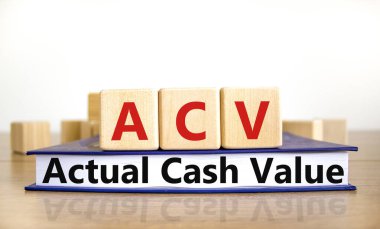 ACV gerçek nakit değeri sembolü. Sözcükler ACV 'nin tahtadan küplerdeki gerçek nakit değeri güzel bir tahta masa üzerinde, beyaz arka planda. İş ve ACV gerçek nakit değeri kavramı. Boşluğu kopyala.